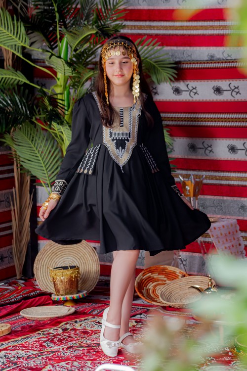 فستان بناتي تراثي قصير لون أسود مزين بتطريز ذهبي و فضي من الأمام و الأكمام