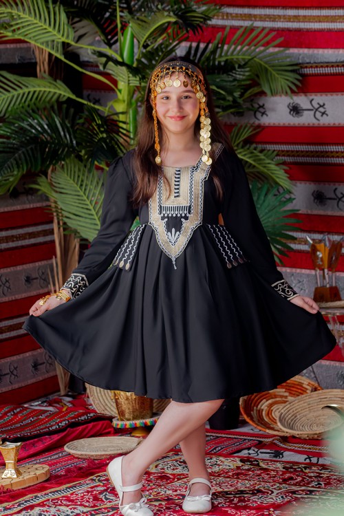 فستان بناتي تراثي قصير لون أسود مزين بتطريز ذهبي و فضي من الأمام و الأكمام