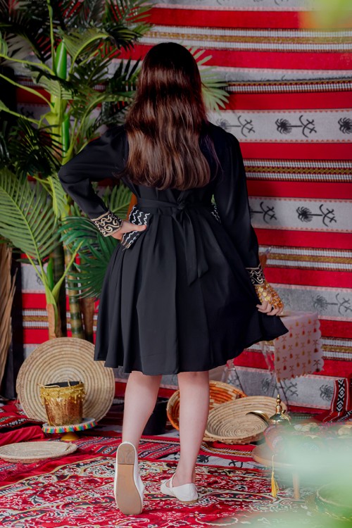 فستان بناتي تراثي قصير لون أسود مزين بتطريز ذهبي و فضي من الأمام و الأكمام