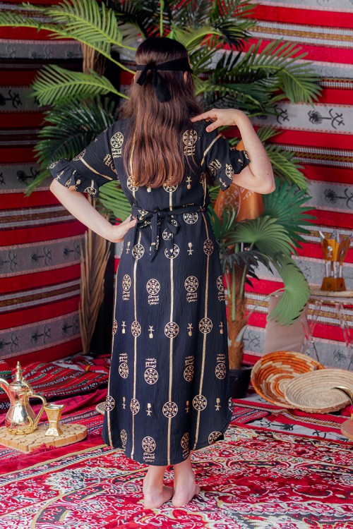 فستان بناتي لون أسود بأكمام قصيرة مزين بطبعات من شعار يوم التأسيس باللون الذهبي و رباط من الخصر