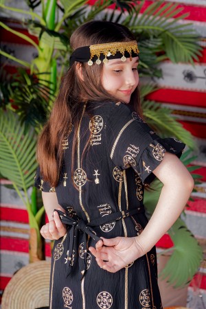 فستان بناتي لون أسود بأكمام قصيرة مزين بطبعات من شعار يوم التأسيس باللون الذهبي و رباط من الخصر 