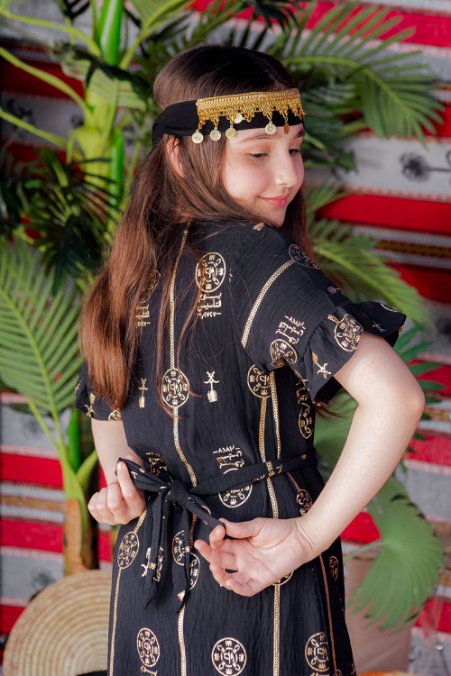 فستان بناتي لون أسود بأكمام قصيرة مزين بطبعات من شعار يوم التأسيس باللون الذهبي و رباط من الخصر