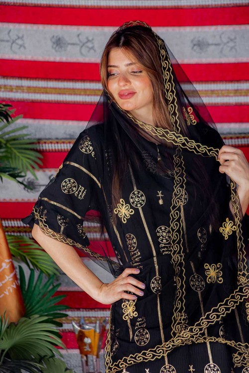 فستان  نسائي تراثي لون أسود بأكمام قصيرة مزين بطبعات من شعار يوم التأسيس باللون الذهبي و رباط من الخصر