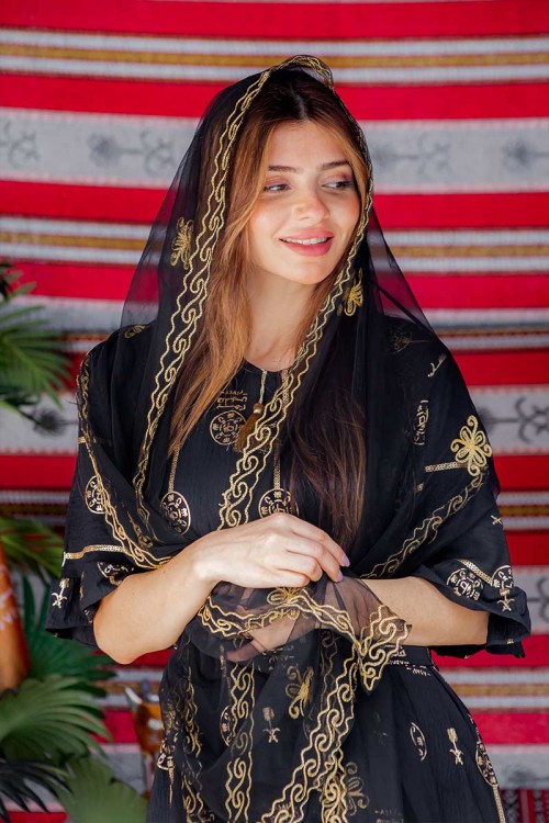 فستان  نسائي تراثي لون أسود بأكمام قصيرة مزين بطبعات من شعار يوم التأسيس باللون الذهبي و رباط من الخصر