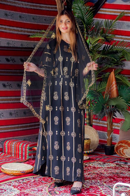 فستان  نسائي تراثي لون أسود بأكمام قصيرة مزين بطبعات من شعار يوم التأسيس باللون الذهبي و رباط من الخصر