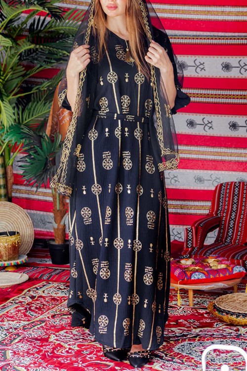 فستان  نسائي تراثي لون أسود بأكمام قصيرة مزين بطبعات من شعار يوم التأسيس باللون الذهبي و رباط من الخصر