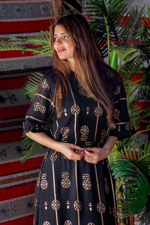 فستان  نسائي تراثي لون أسود بأكمام قصيرة مزين بطبعات من شعار يوم التأسيس باللون الذهبي و رباط من الخصر