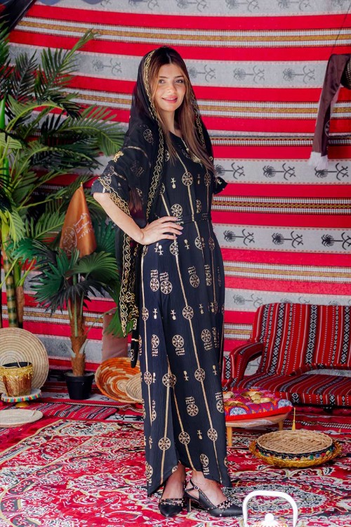 فستان  نسائي تراثي لون أسود بأكمام قصيرة مزين بطبعات من شعار يوم التأسيس باللون الذهبي و رباط من الخصر