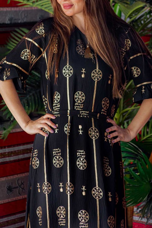 فستان  نسائي تراثي لون أسود بأكمام قصيرة مزين بطبعات من شعار يوم التأسيس باللون الذهبي و رباط من الخصر