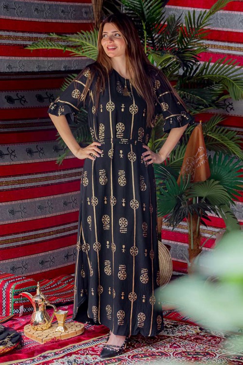 فستان  نسائي تراثي لون أسود بأكمام قصيرة مزين بطبعات من شعار يوم التأسيس باللون الذهبي و رباط من الخصر