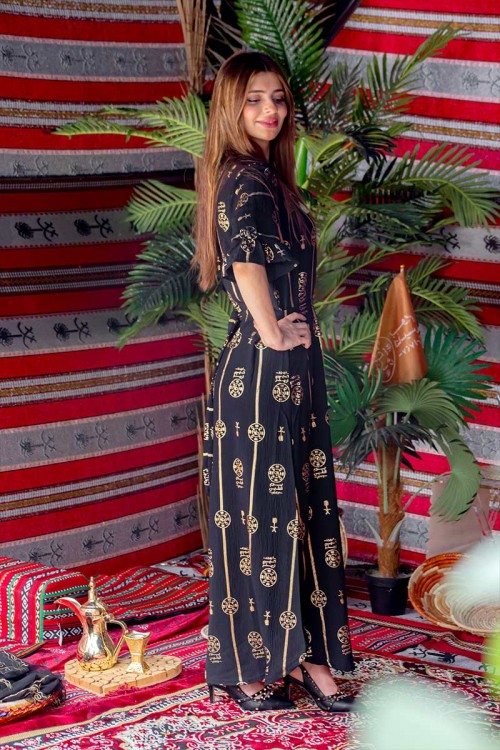 فستان  نسائي تراثي لون أسود بأكمام قصيرة مزين بطبعات من شعار يوم التأسيس باللون الذهبي و رباط من الخصر