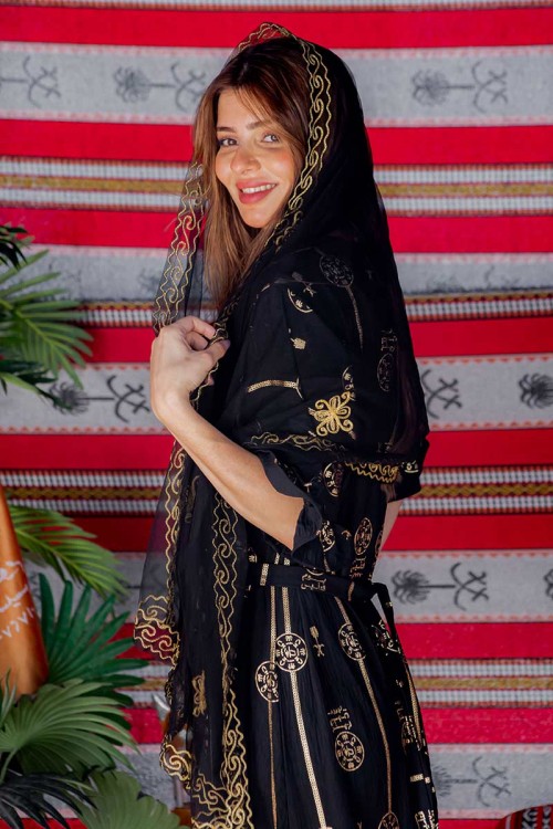 فستان  نسائي تراثي لون أسود بأكمام قصيرة مزين بطبعات من شعار يوم التأسيس باللون الذهبي و رباط من الخصر