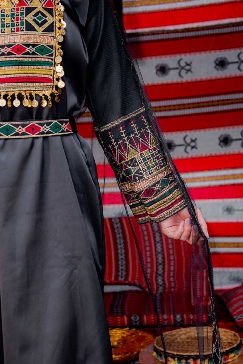 جلابية نسائية تراثية لون أسود بتطريز تراثي ملون من الأمام و الأكمام مزينة بجنيهات من الأمام و برباط في الخصر مع قماش شيفون من الخارج