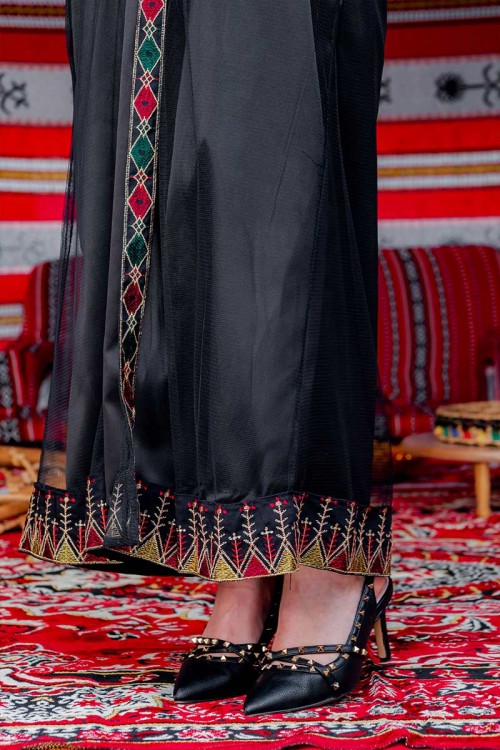 جلابية نسائية تراثية لون أسود بتطريز تراثي ملون من الأمام و الأكمام مزينة بجنيهات من الأمام و برباط في الخصر مع قماش شيفون من الخارج