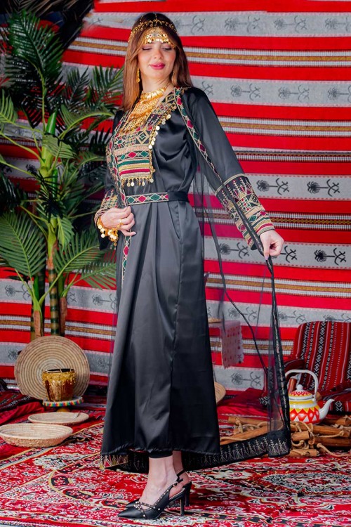 جلابية نسائية تراثية لون أسود بتطريز تراثي ملون من الأمام و الأكمام مزينة بجنيهات من الأمام و برباط في الخصر مع قماش شيفون من الخارج
