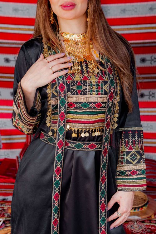 جلابية نسائية تراثية لون أسود بتطريز تراثي ملون من الأمام و الأكمام مزينة بجنيهات من الأمام و برباط في الخصر مع قماش شيفون من الخارج