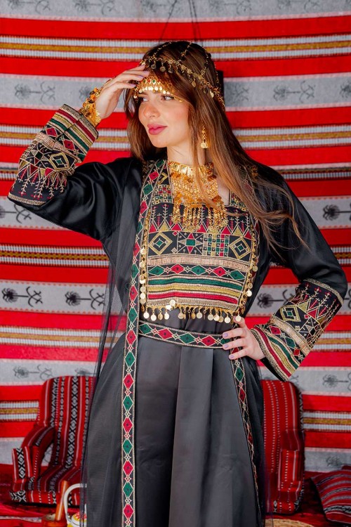 جلابية نسائية تراثية لون أسود بتطريز تراثي ملون من الأمام و الأكمام مزينة بجنيهات من الأمام و برباط في الخصر مع قماش شيفون من الخارج