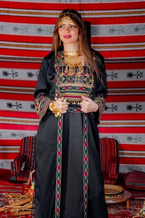 جلابية نسائية تراثية لون أسود بتطريز تراثي ملون من الأمام و الأكمام مزينة بجنيهات من الأمام و برباط في الخصر مع قماش شيفون من الخارج