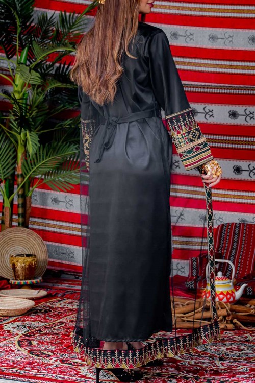 جلابية نسائية تراثية لون أسود بتطريز تراثي ملون من الأمام و الأكمام مزينة بجنيهات من الأمام و برباط في الخصر مع قماش شيفون من الخارج