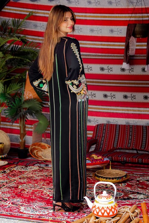 جلابية نسائية عسيري لون أسود بتطريز تراثي ملون من الأمام و الخلف