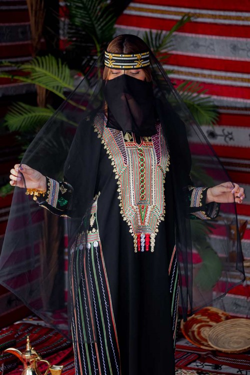 جلابية نسائية عسيري لون أسود بتطريز تراثي ملون من الأمام و الخلف