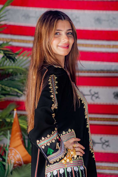 جلابية نسائية عسيري لون أسود بتطريز تراثي ملون من الأمام و الخلف