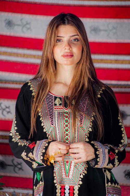 جلابية نسائية عسيري لون أسود بتطريز تراثي ملون من الأمام و الخلف