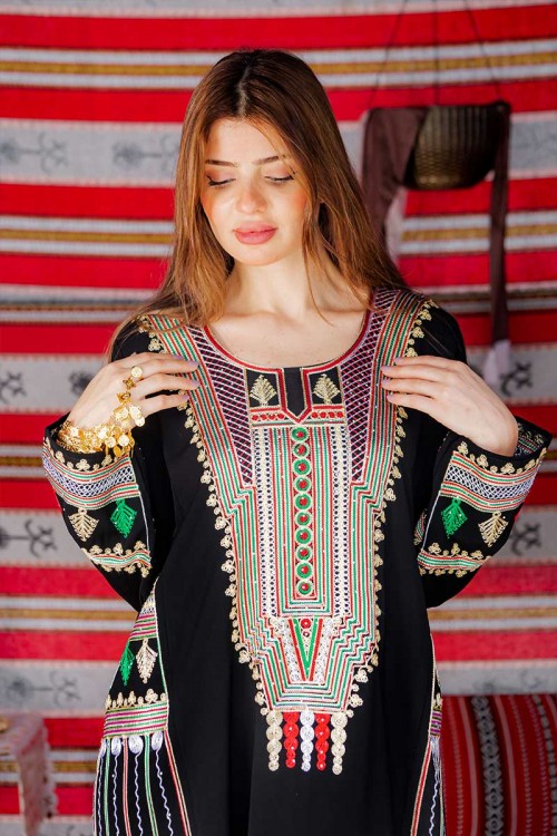 جلابية نسائية عسيري لون أسود بتطريز تراثي ملون من الأمام و الخلف
