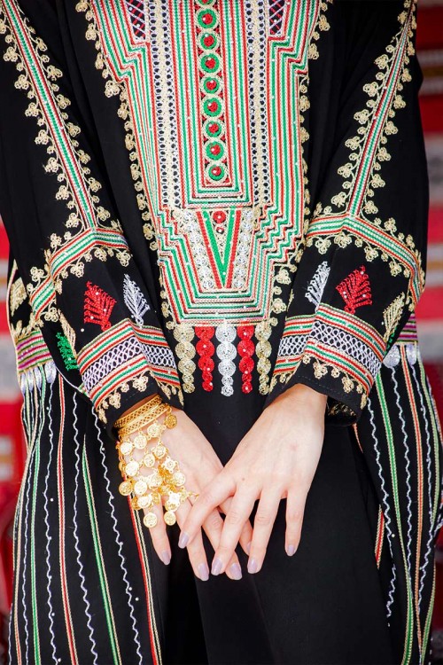 جلابية نسائية عسيري لون أسود بتطريز تراثي ملون من الأمام و الخلف