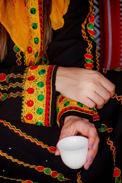 جلابية نسائية عسيري لون أسود بتطريز تراثي ملون