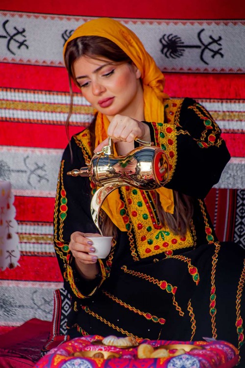 جلابية نسائية عسيري لون أسود بتطريز تراثي ملون