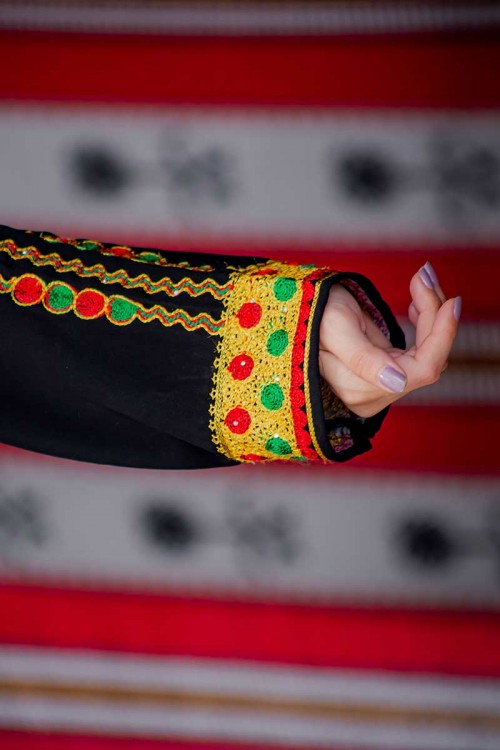 جلابية نسائية عسيري لون أسود بتطريز تراثي ملون