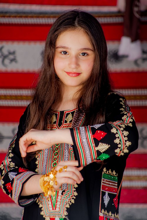 جلابية بناتي عسيري لون أسود بتطريز تراثي ملون من الأمام و الخلف