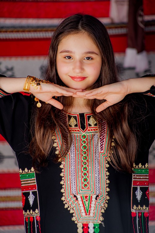 جلابية بناتي عسيري لون أسود بتطريز تراثي ملون من الأمام و الخلف