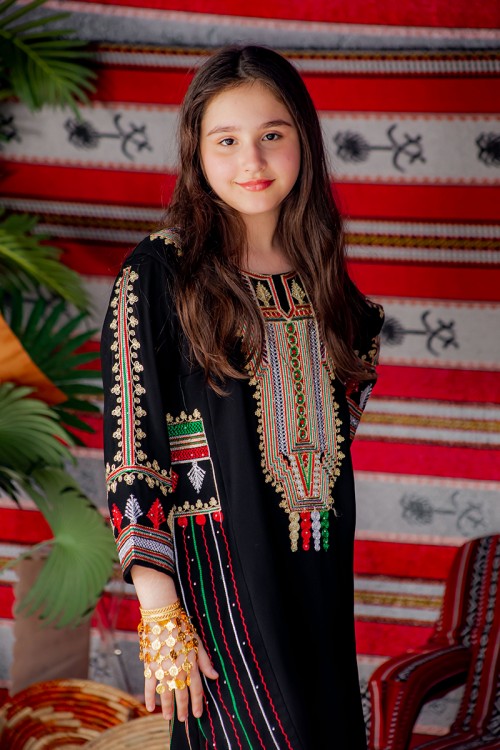 جلابية بناتي عسيري لون أسود بتطريز تراثي ملون من الأمام و الخلف