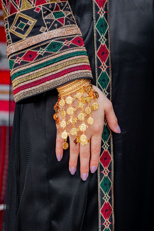 أساور جنيهات مع خاتم لون ذهبي