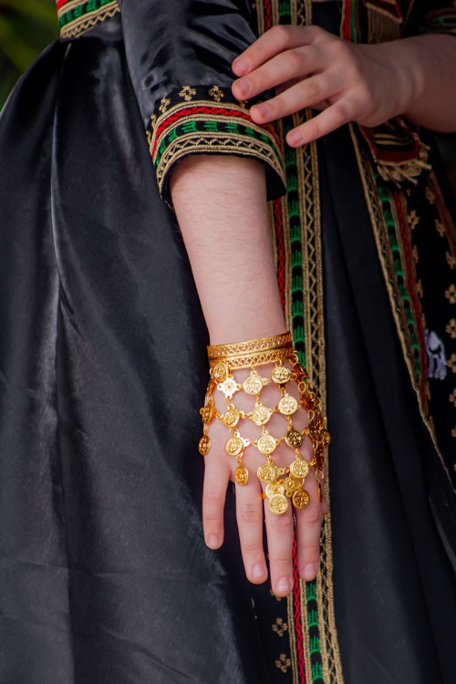 أساور جنيهات مع خاتم لون ذهبي