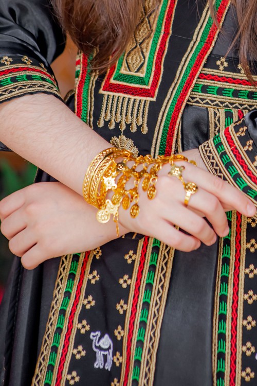 أساور جنيهات مع خاتم لون ذهبي