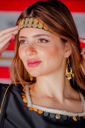 ربطة رأس تراثية مزينة بجنيهات ذهبية