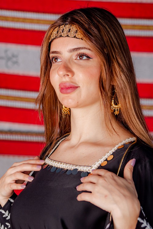 ربطة رأس تراثية مزينة بجنيهات ذهبية