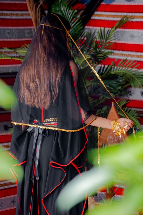 برقع نسائي لون ذهبي ليوم التأسيس