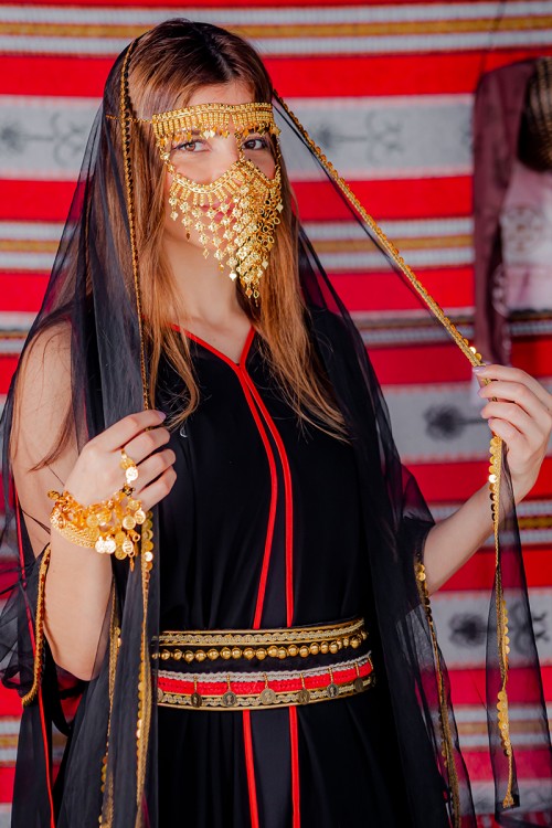 برقع نسائي لون ذهبي ليوم التأسيس