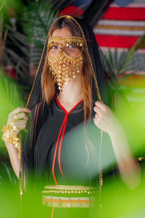 برقع نسائي لون ذهبي ليوم التأسيس