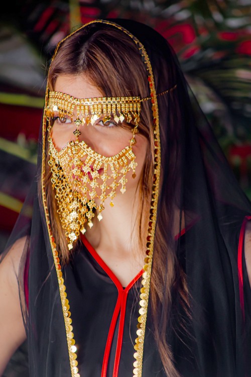 برقع نسائي لون ذهبي ليوم التأسيس