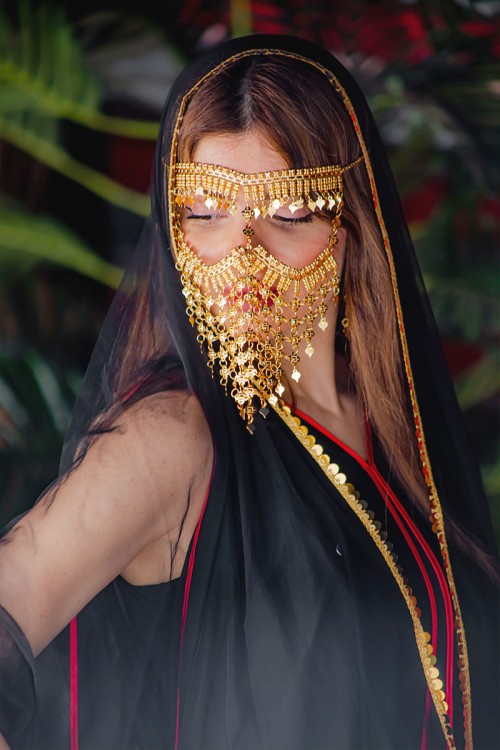 برقع نسائي لون ذهبي ليوم التأسيس