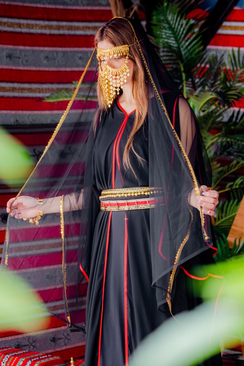 برقع نسائي لون ذهبي ليوم التأسيس