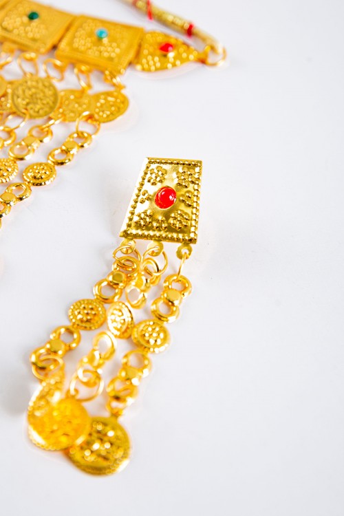 طقم تراثي سلس و حلق متدلي لون ذهبي