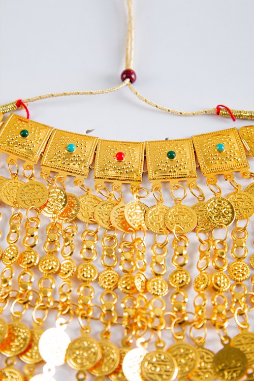 طقم تراثي سلس و حلق متدلي لون ذهبي