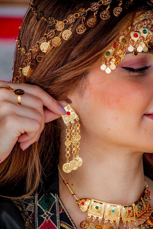 طقم تراثي سلس و حلق متدلي لون ذهبي