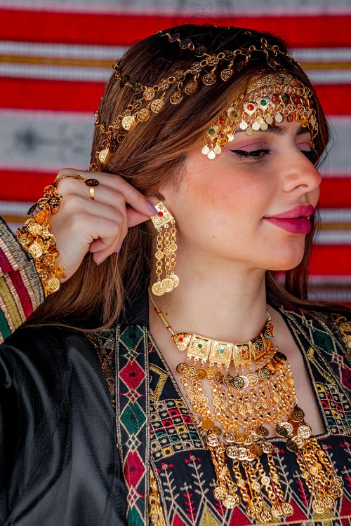 طقم تراثي سلس و حلق متدلي لون ذهبي